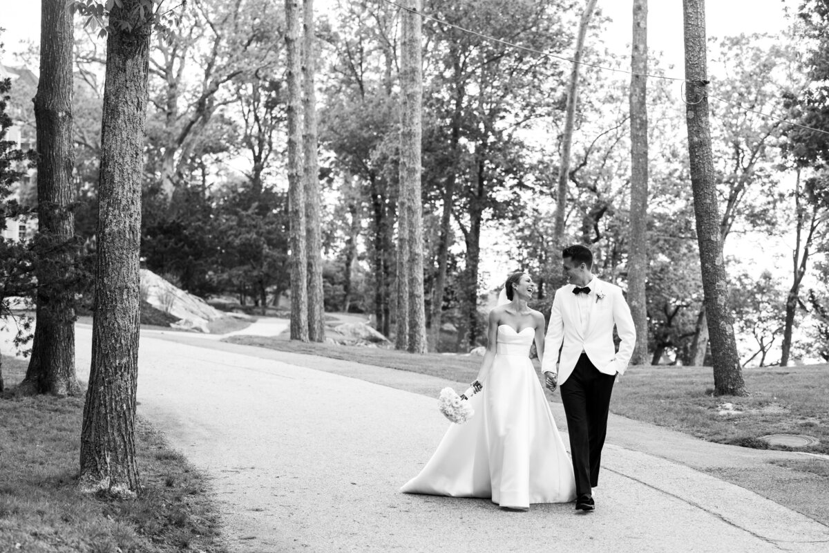 couple-walks-past-coastal-mansiopn-laughing-lisa-gilbert-photography