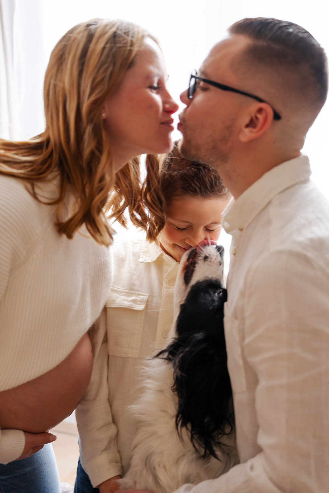 seance-photo-grossesse-en-famille-avec-chien78