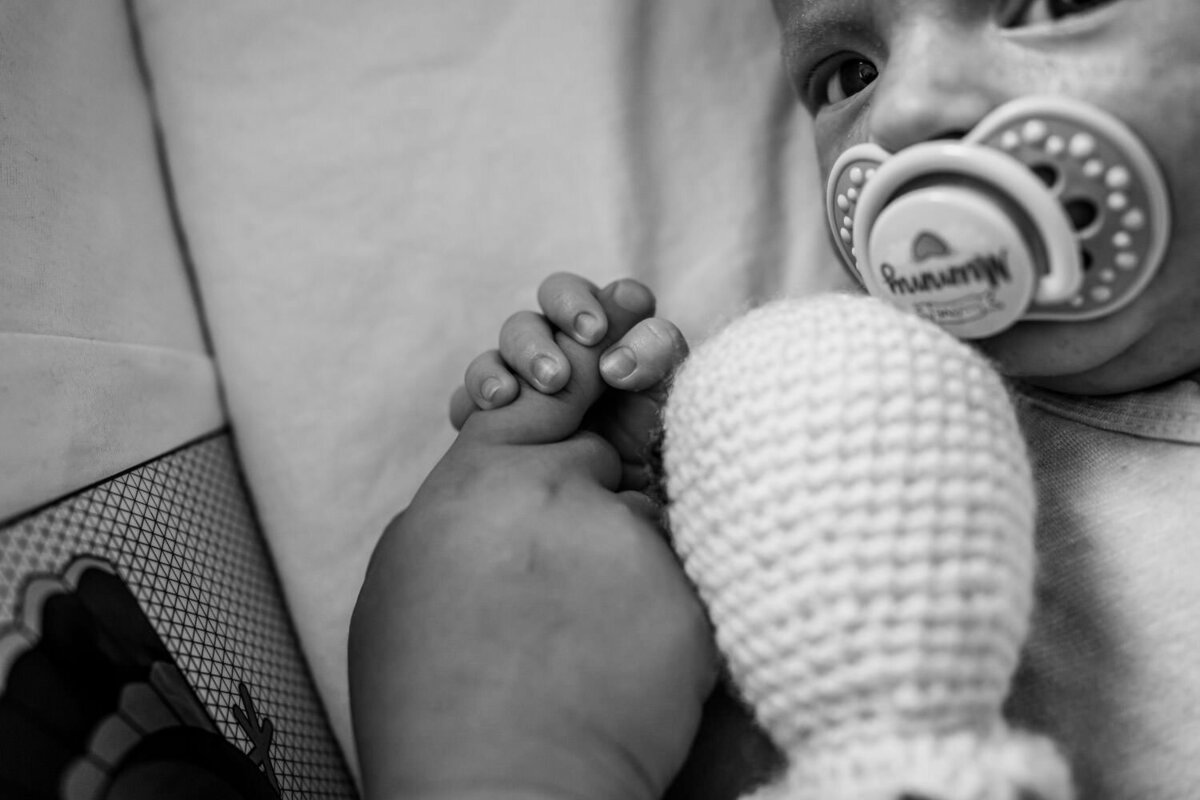 Lifestyle-newborn-foceni-doma_rodinna-fotografka-Praha-vychod_Karolina-Ticha-106
