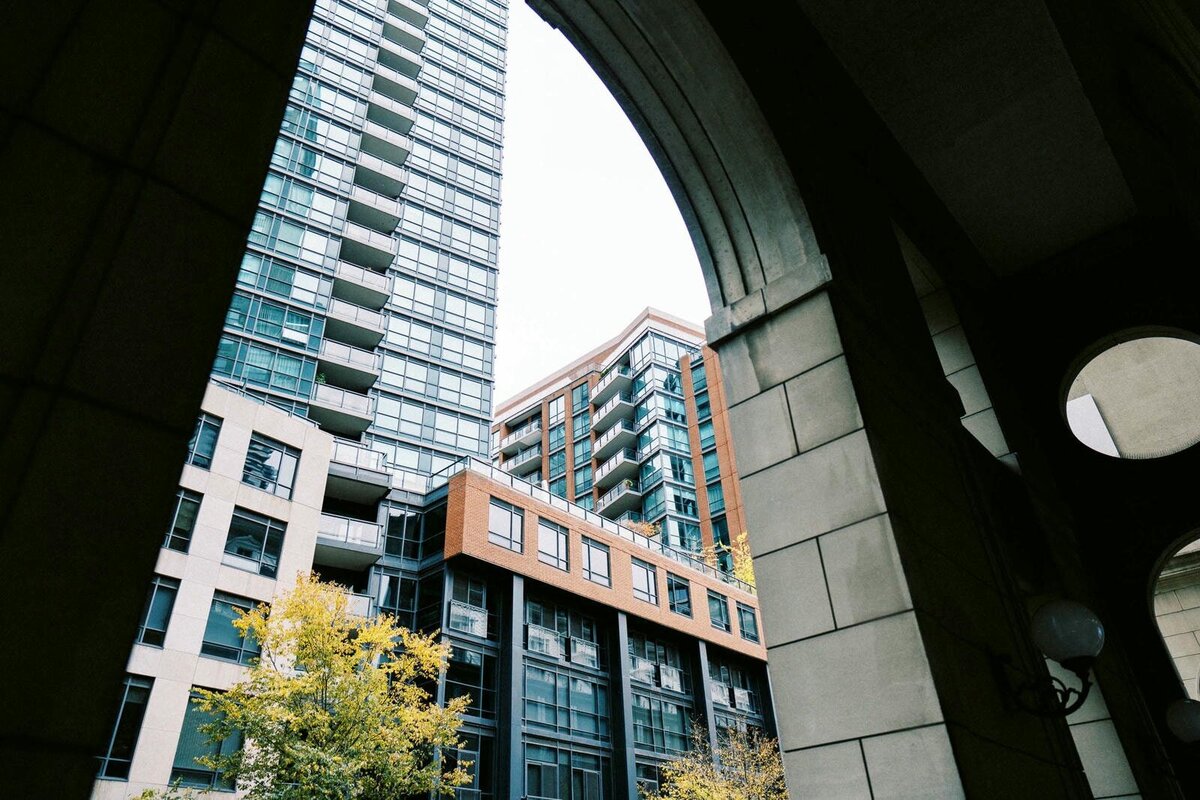 E2-Engagement-Photoshoot-in-Toronto-Vivian-and-David-2023-10-30-2500px-1020