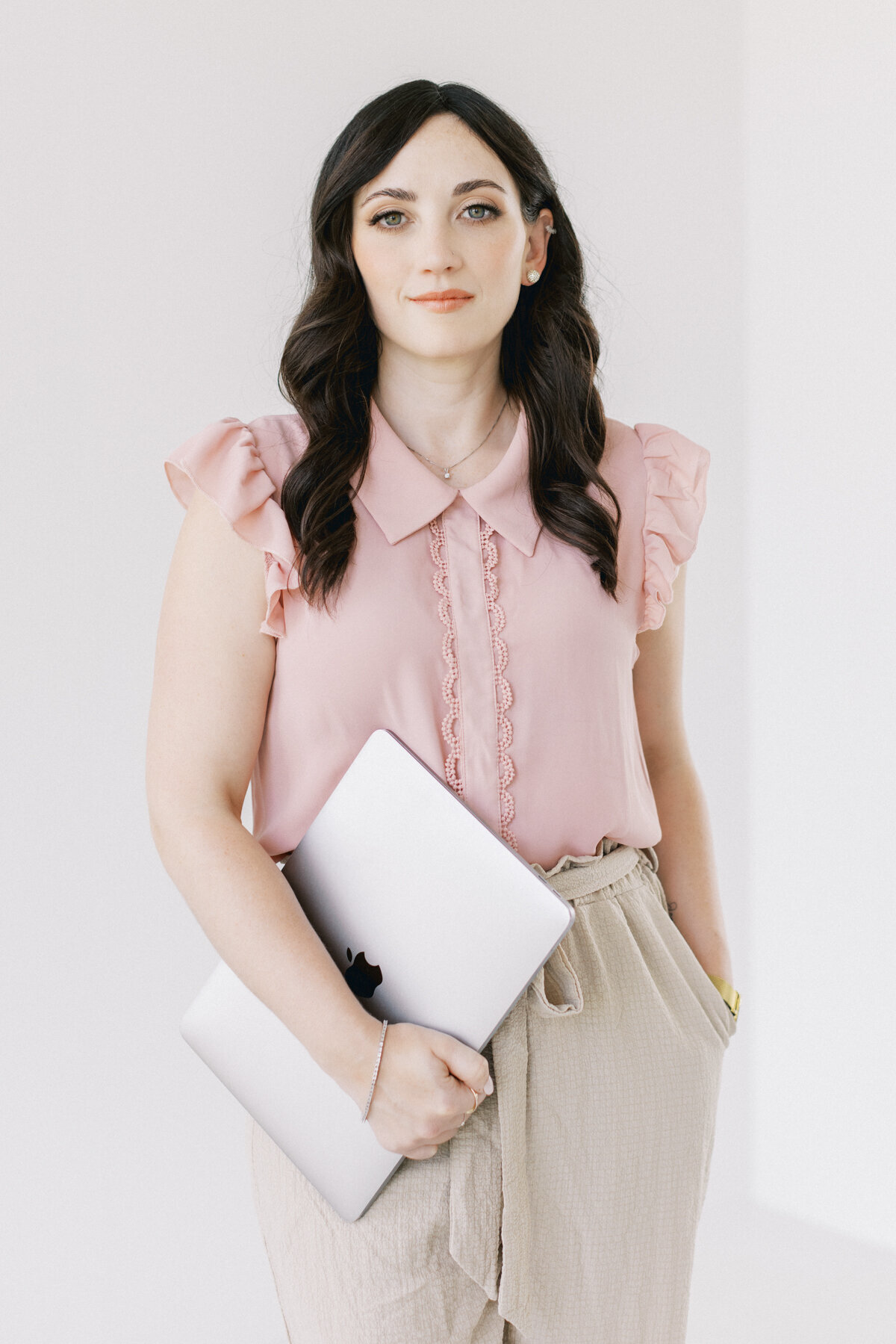 Freitag-Photo-in-headshot-studio-Melissa-Dawn-Events-20