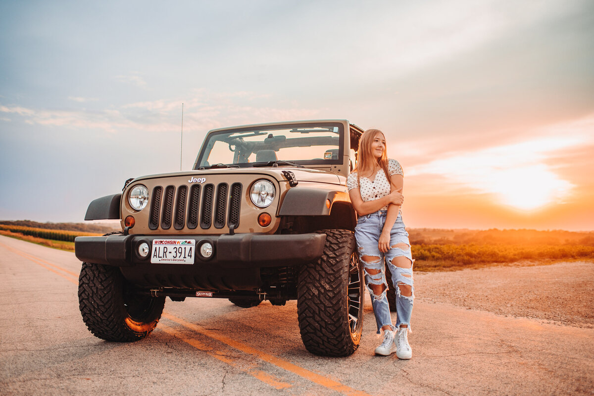 wisconsin-senior-photographer-girl-with-jeep-sunset