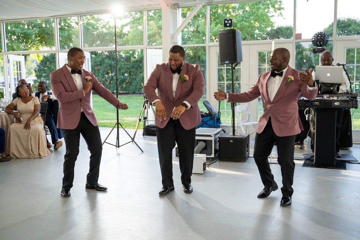 groomsmen-choreographed-dance-reception-fun