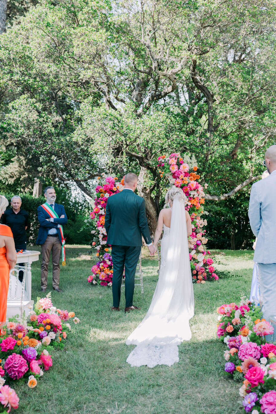 outdoor-ceremony-with-elegant-and-colorful-floral-decoration1