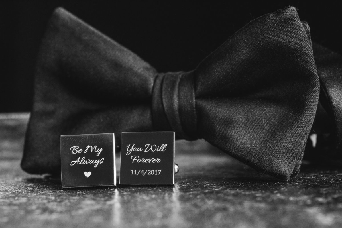 bow tie and cuff links for groom at wedidng