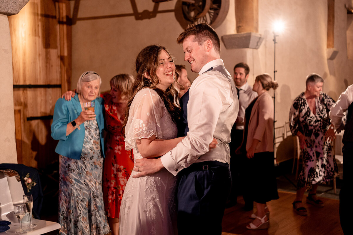 great-barn-devon-wedding-photographer-jasmine-leo-57