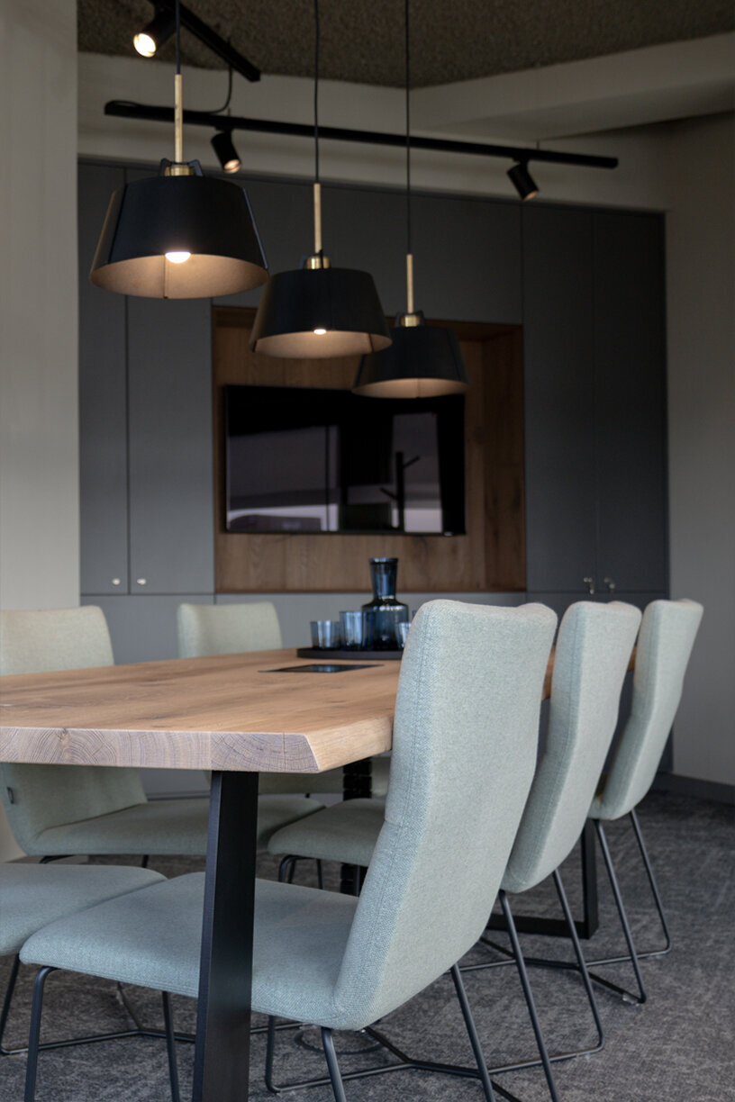 eindresultaat-project-dordrecht-kantoor-ontwerp-verbouwing-Koninklijke-Van-Der-Wees-Groep-detail-vergaderruimte-II