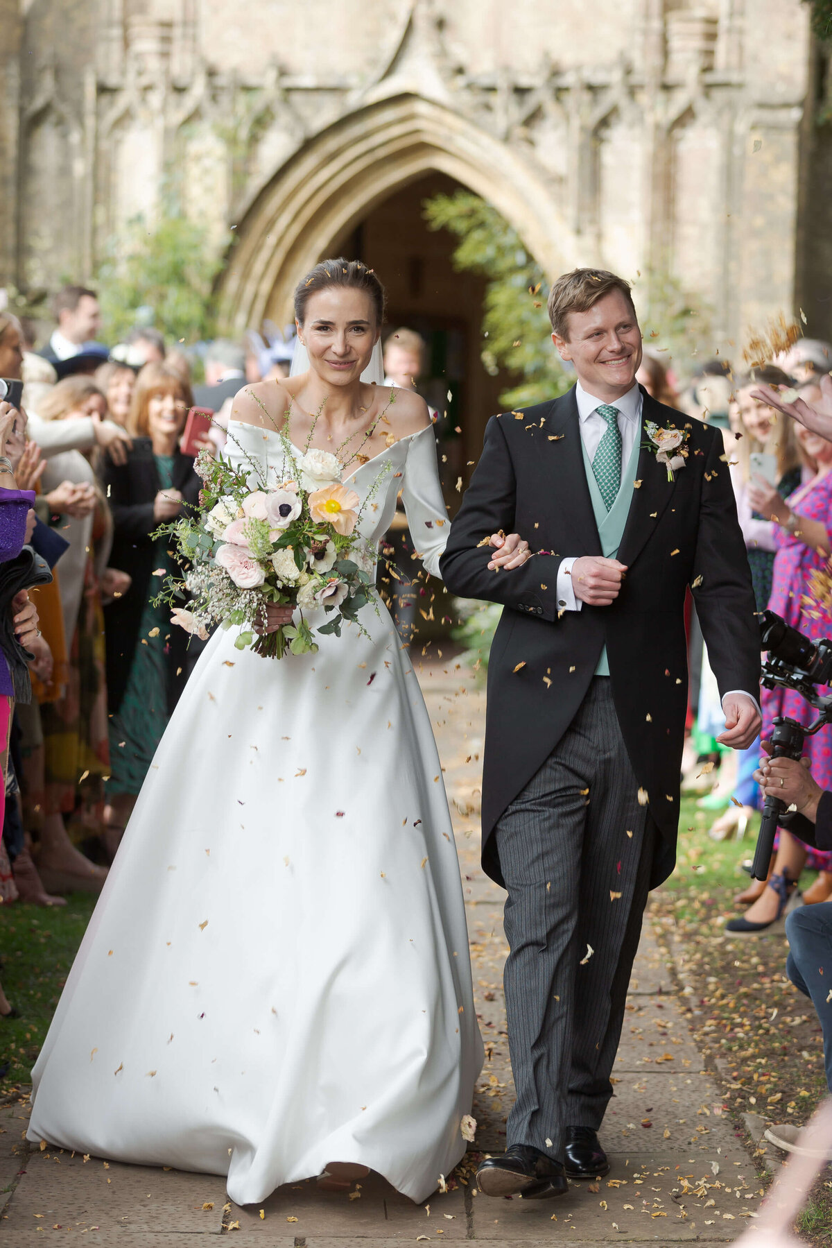 confetti photo wedding 