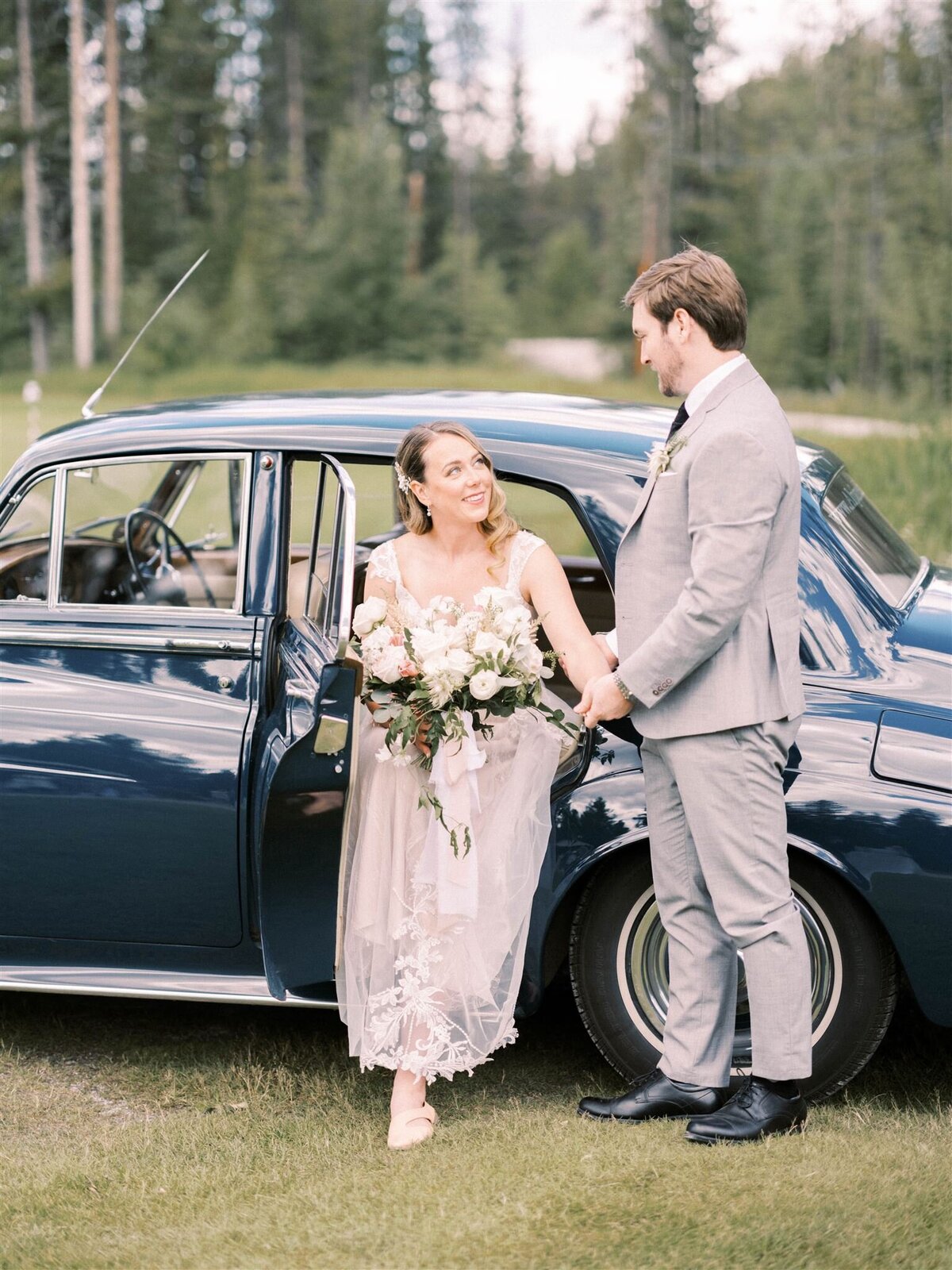 calgary_wedding_photographers_nicole_sarah_silvertip_LD-301_websize