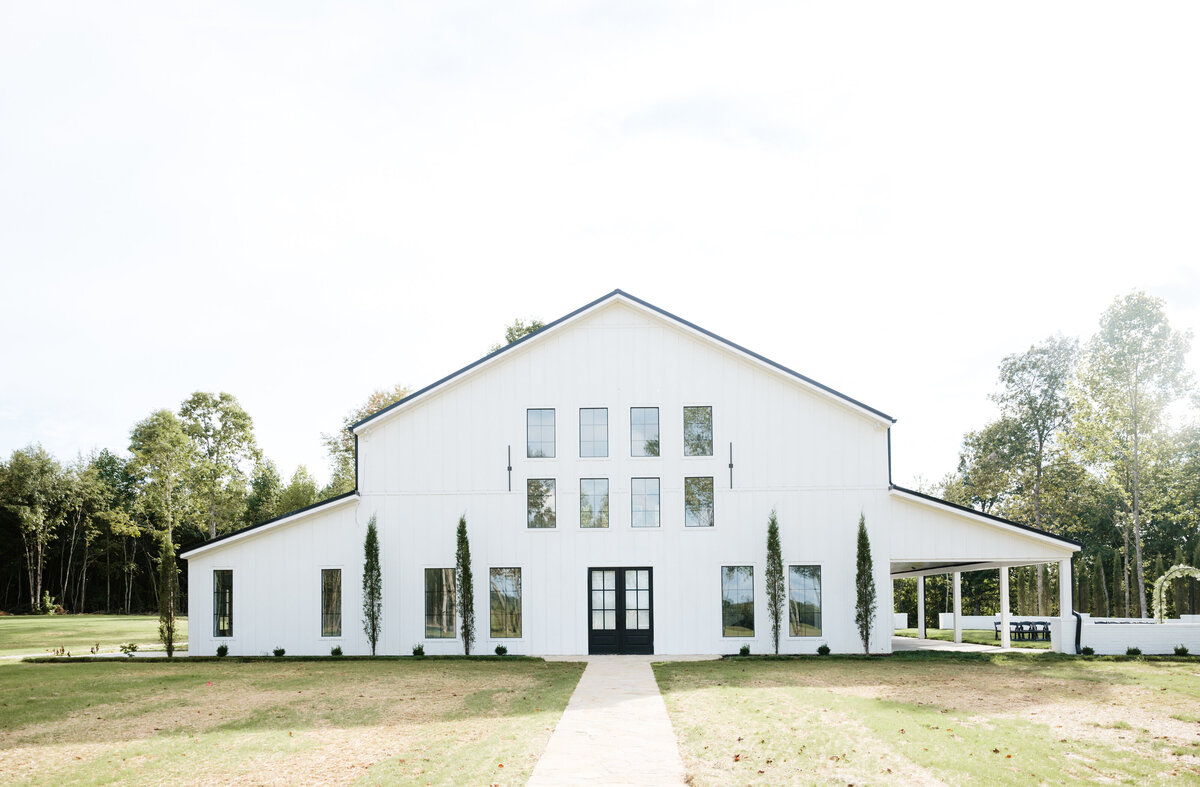 all-white-barn-wedding-venue-tennessee