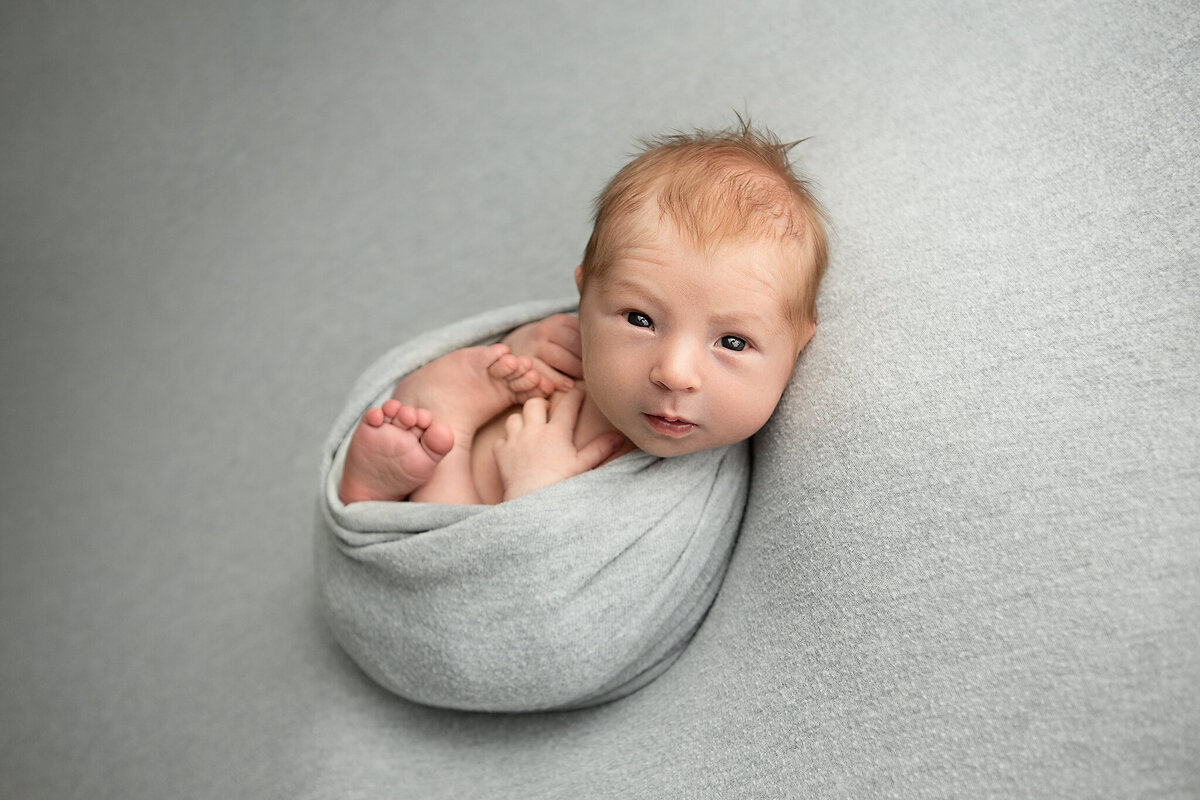 columbus-ohio-newborn-awake-baby-boy-swaddled-in-gray-wrap-amanda-estep-photography