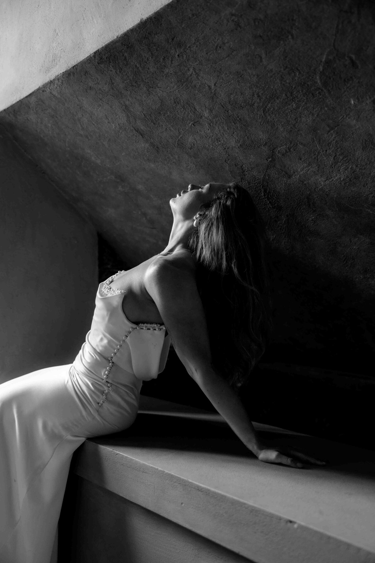 Creatieve en sfeervolle bruidsfotografie door een trouwfotograaf gespecialiseerd in bruiloften. Portret van een Bruid. 