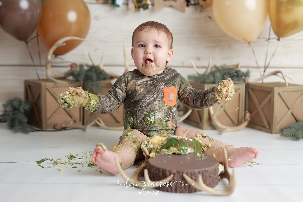 lehigh-valley-photographer-lori-generose-lg-photography-first-birthday-cake-smash-boy-whitehall-pa