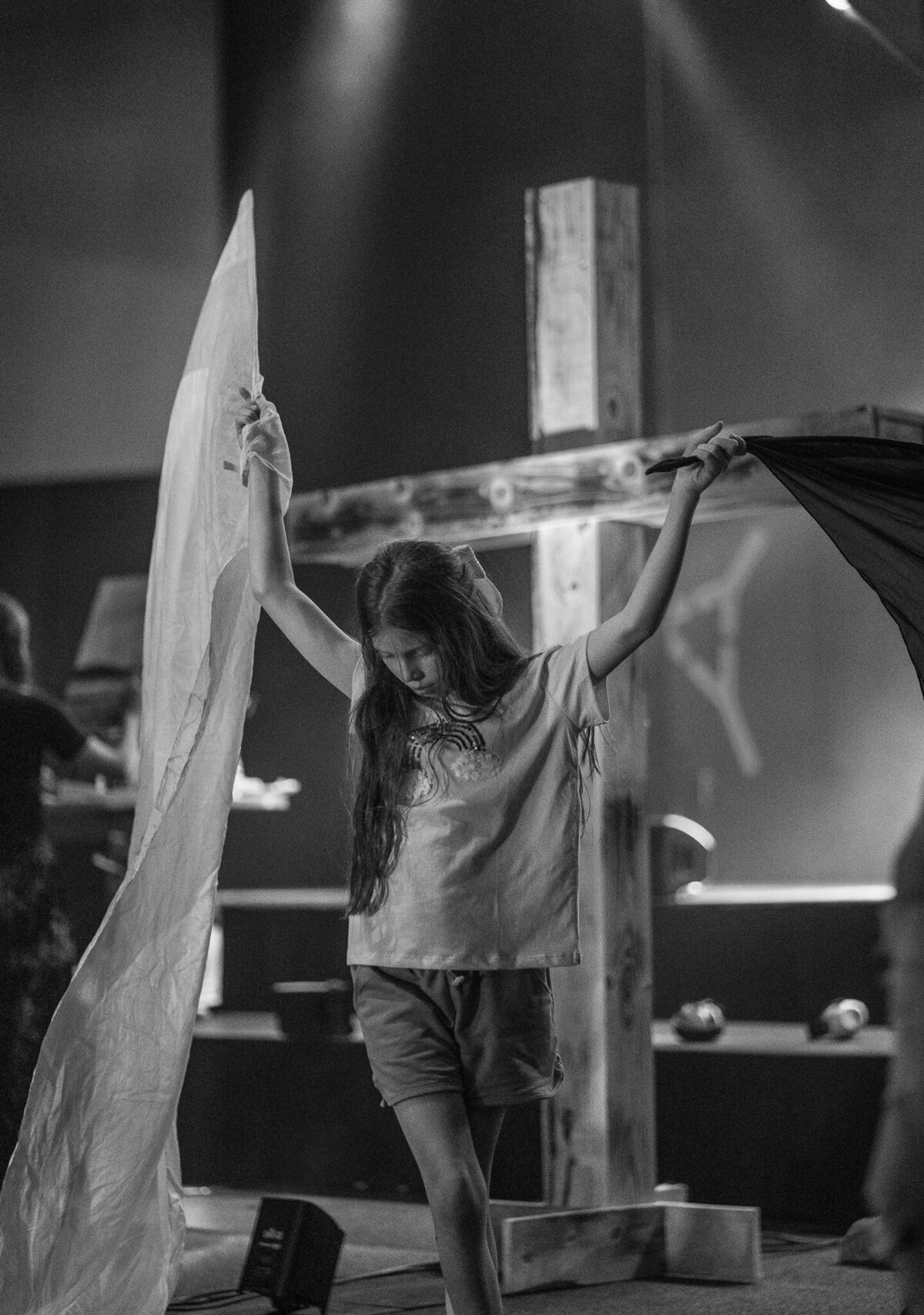 Broadwell_WorshippingGirl_Photography