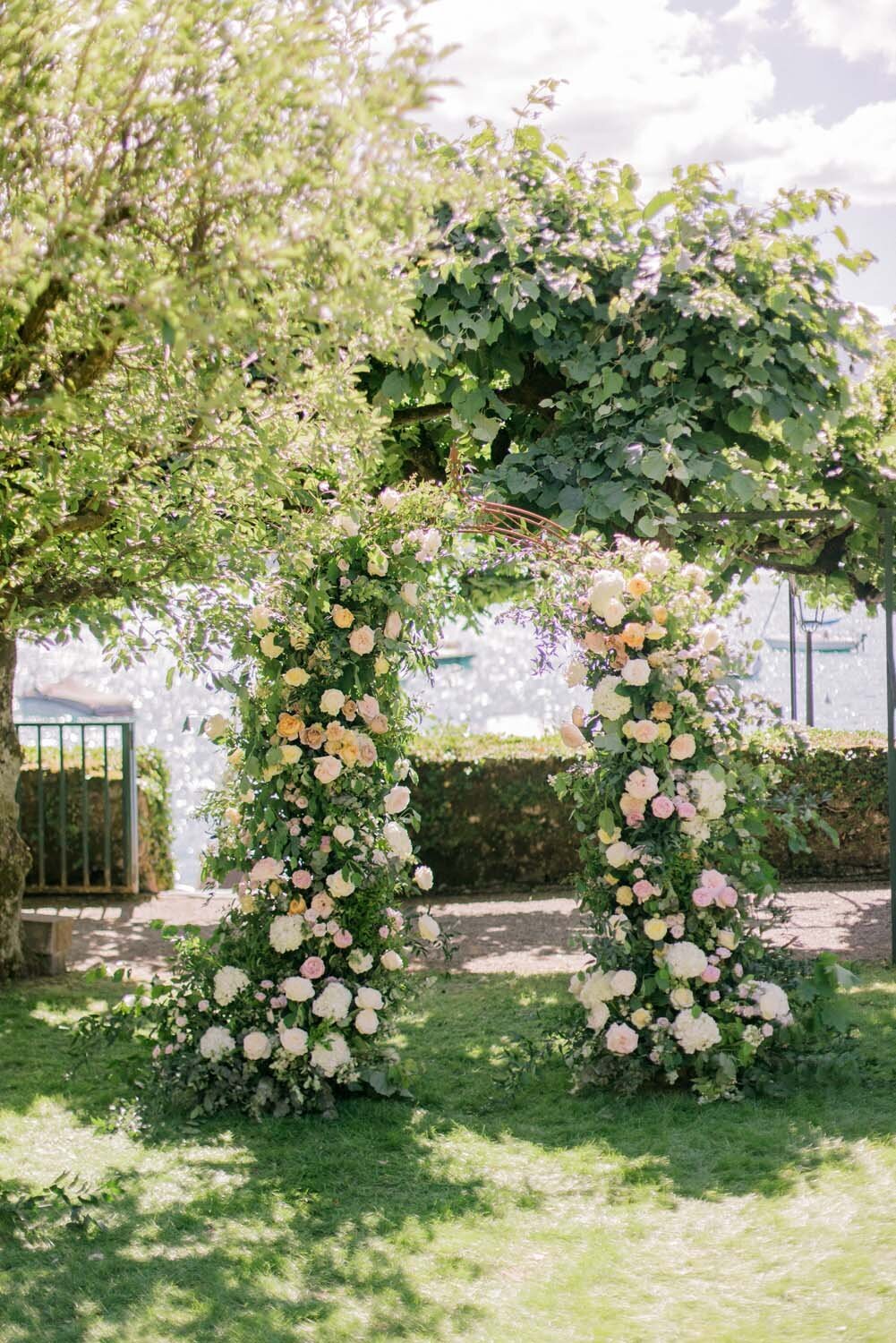 Alexandra & John romantic blush and lavender wedding by the Annecy Lake - Veronique Lorre floral designer - The Komans photography34