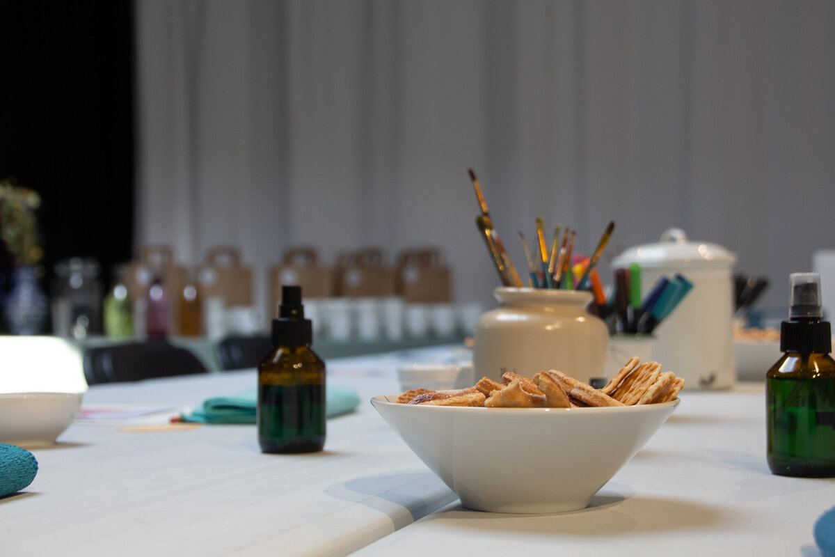 Er zijn penselen, stiften, koekjes en drankjes. We gaan tekenen, schilderen en schrijven op bekers en mokken.