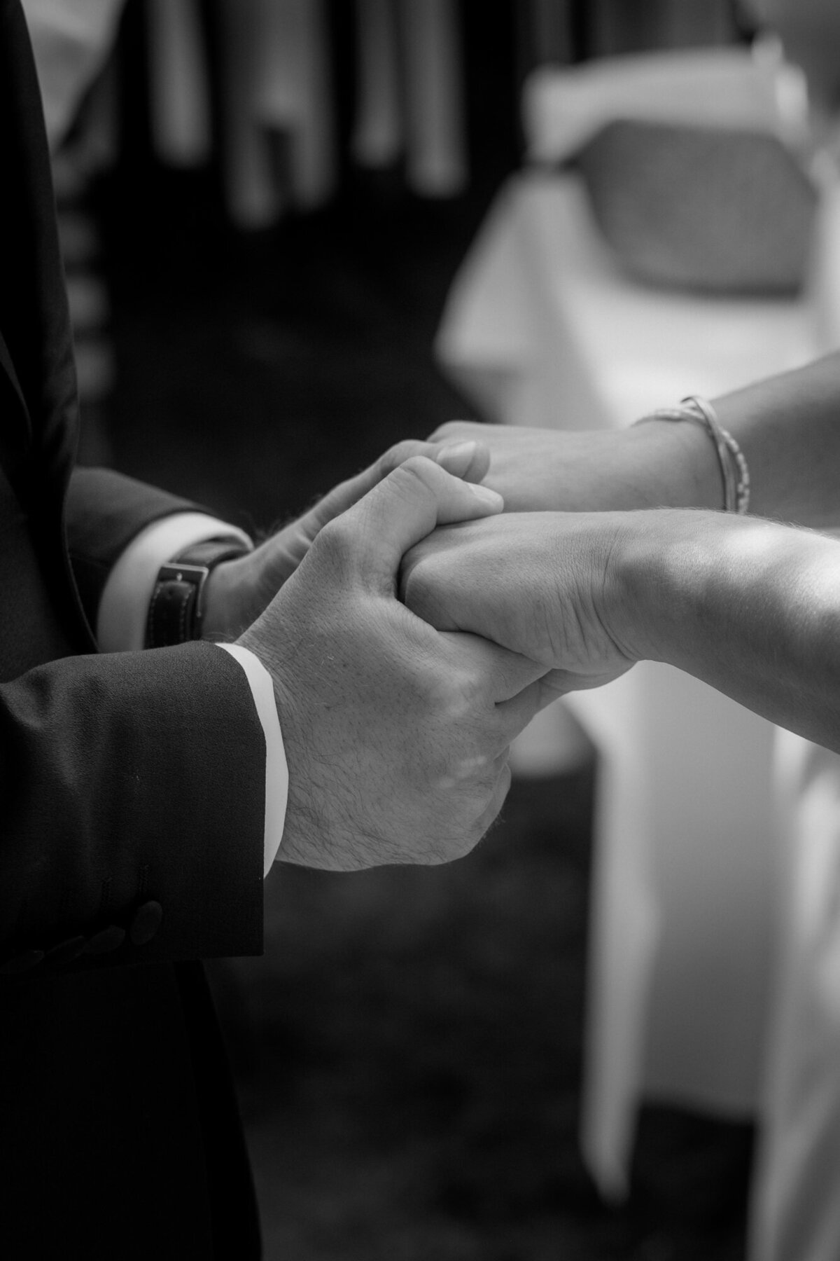 Während der Ehegelübde halten sich Braut und Bräutigam fest an beiden Händen.