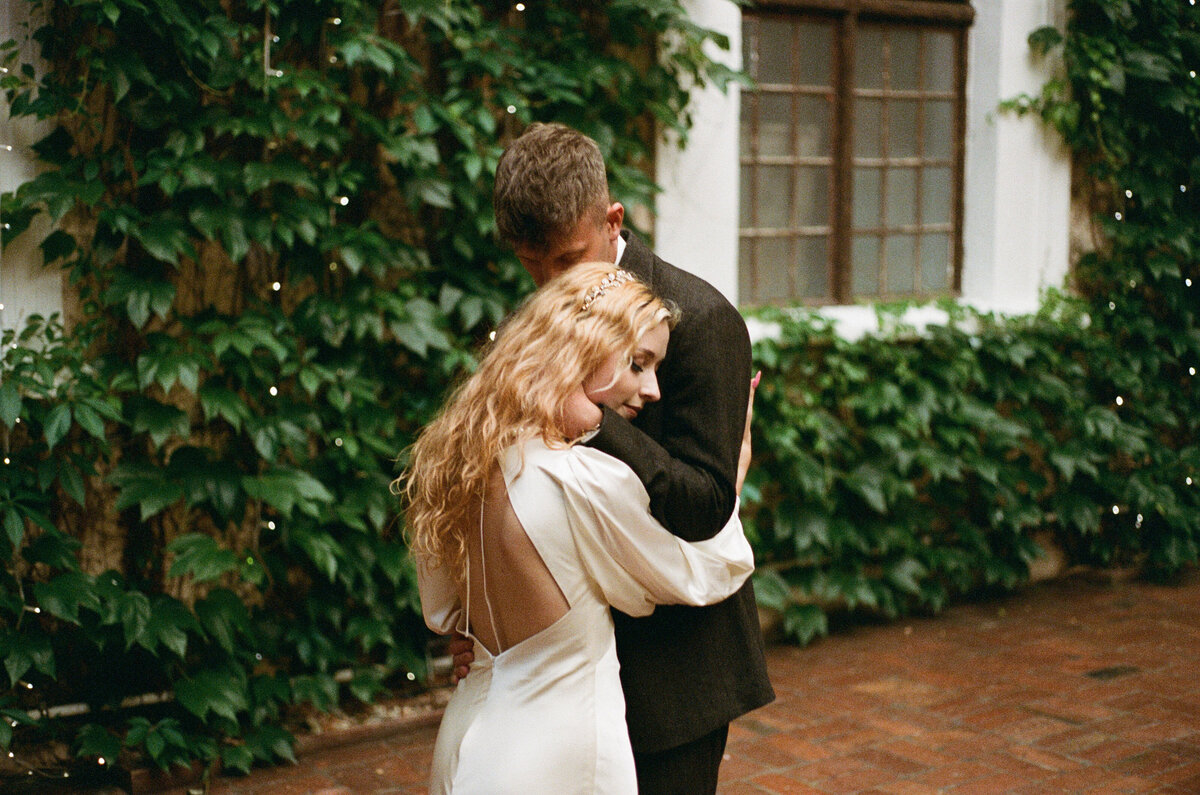 Portrait d'un couple romantique lors de leur mariage, capturant leur amour et leur bonheur dans une ambiance spéciale.