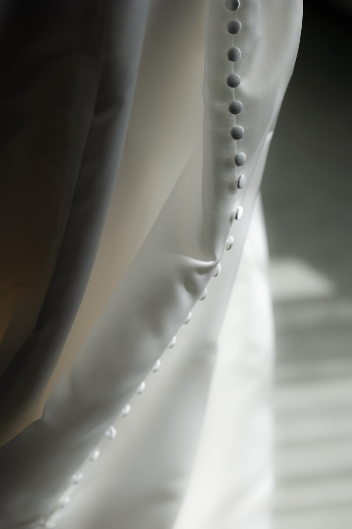 Boutons et détails de robe de mariée Photographe de Mariage Montréal