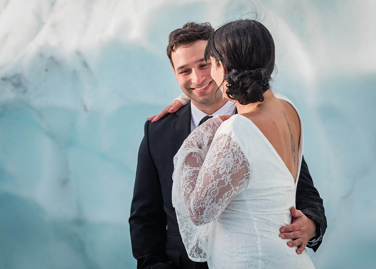 what-time-of-day-to-have-glacier-wedding-in-alaska-Soul-and-Sky-Weddings