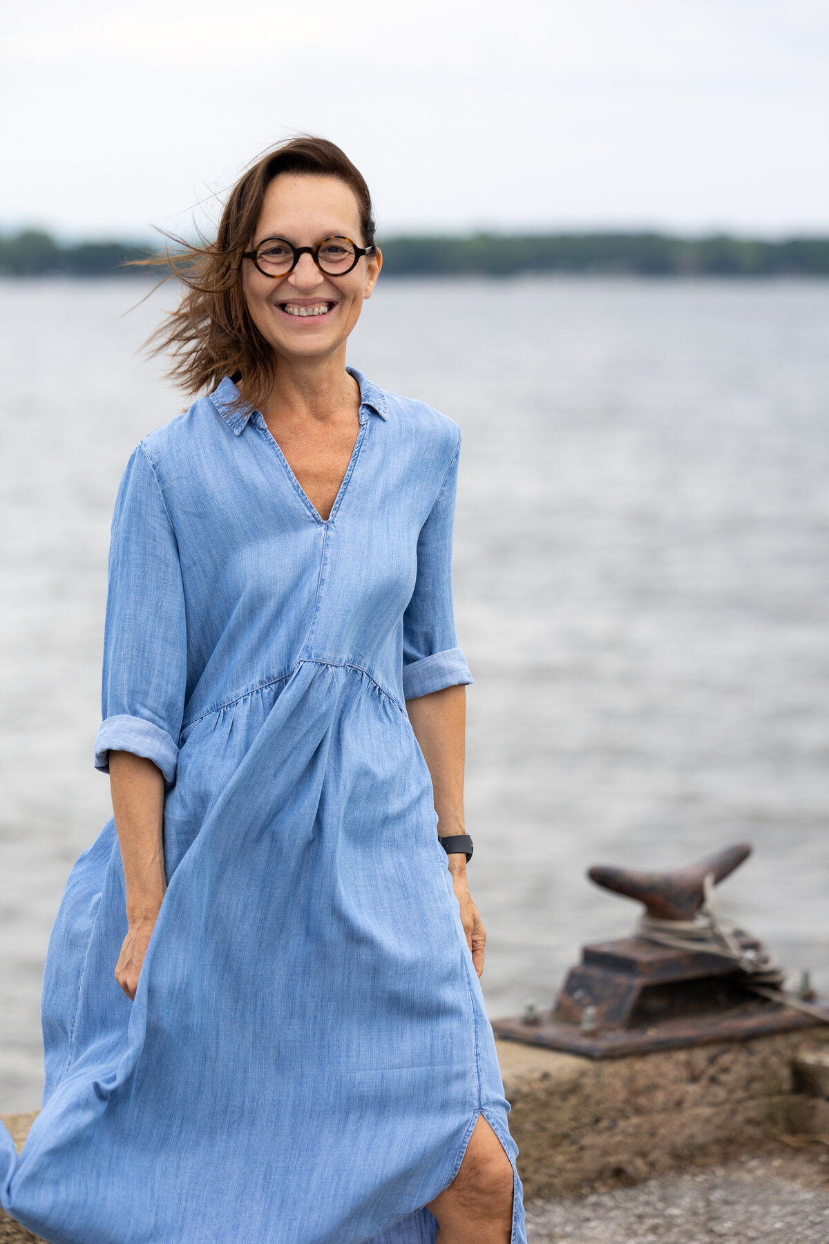 Jeune femme en robe bleue au bord du fleuve St-Laurent Montréal