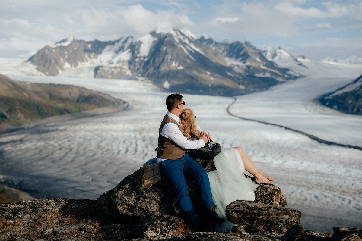 Chrystine+Tyler_Knik-Glacier-Elopement_EmeliaKPhotography-33