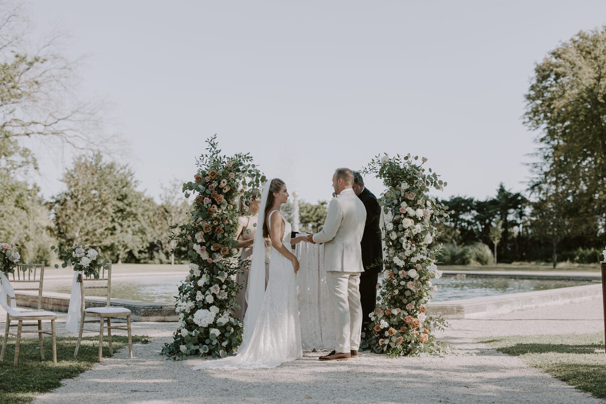 pillars-floral-luxury-wedding