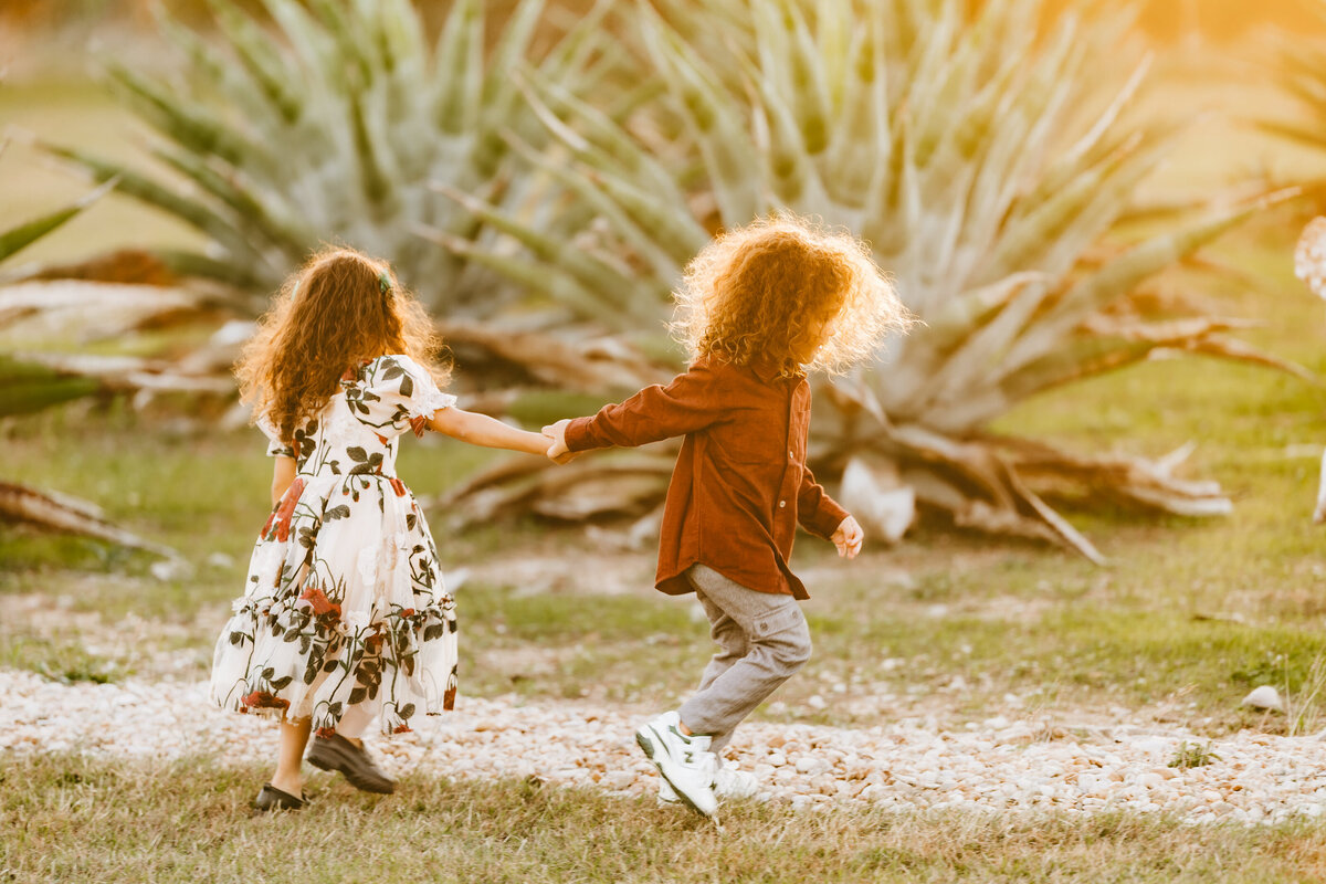twins-hold-hands-together