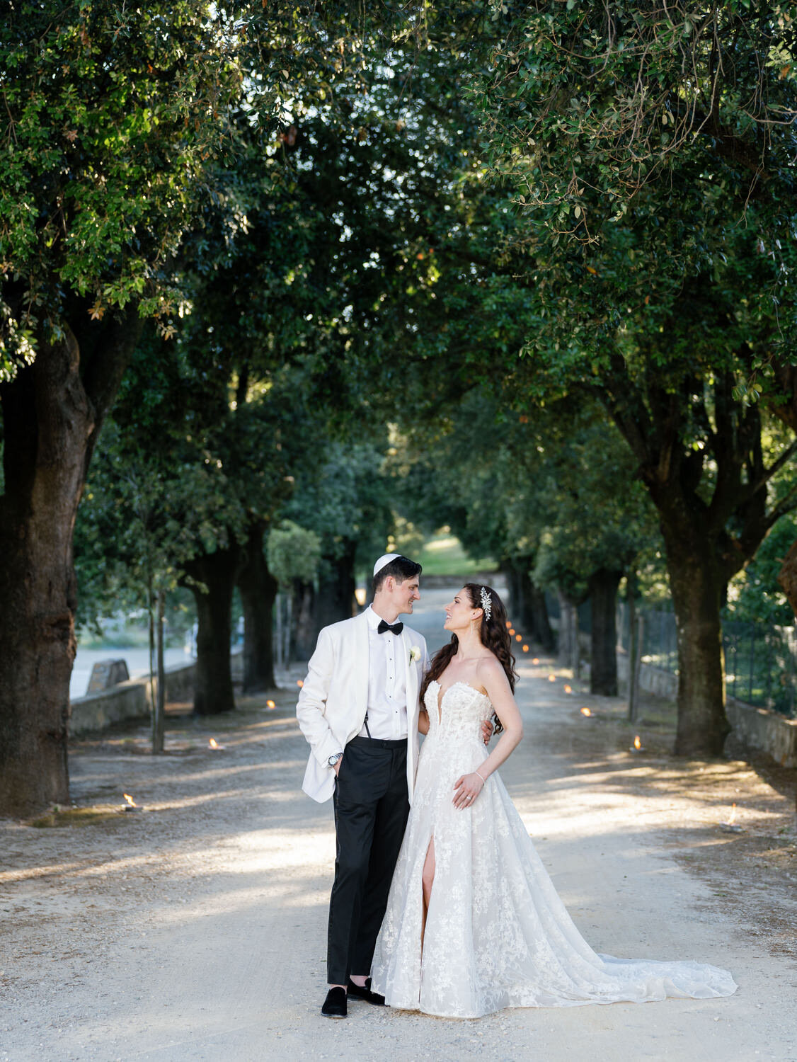 117-Elegant-Bride-and-Groom-Portraits-in-Tuscany