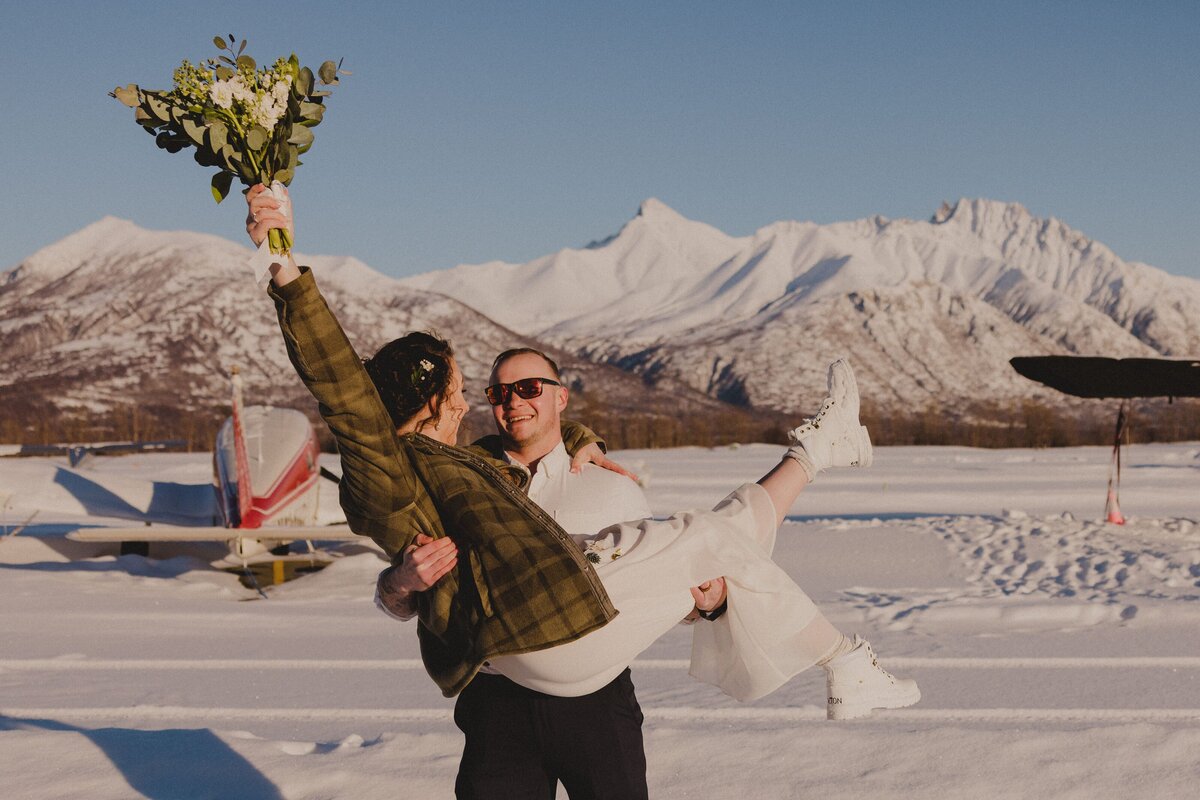 031223Alaska ElopementAirplane HangarZack & Zoe_368