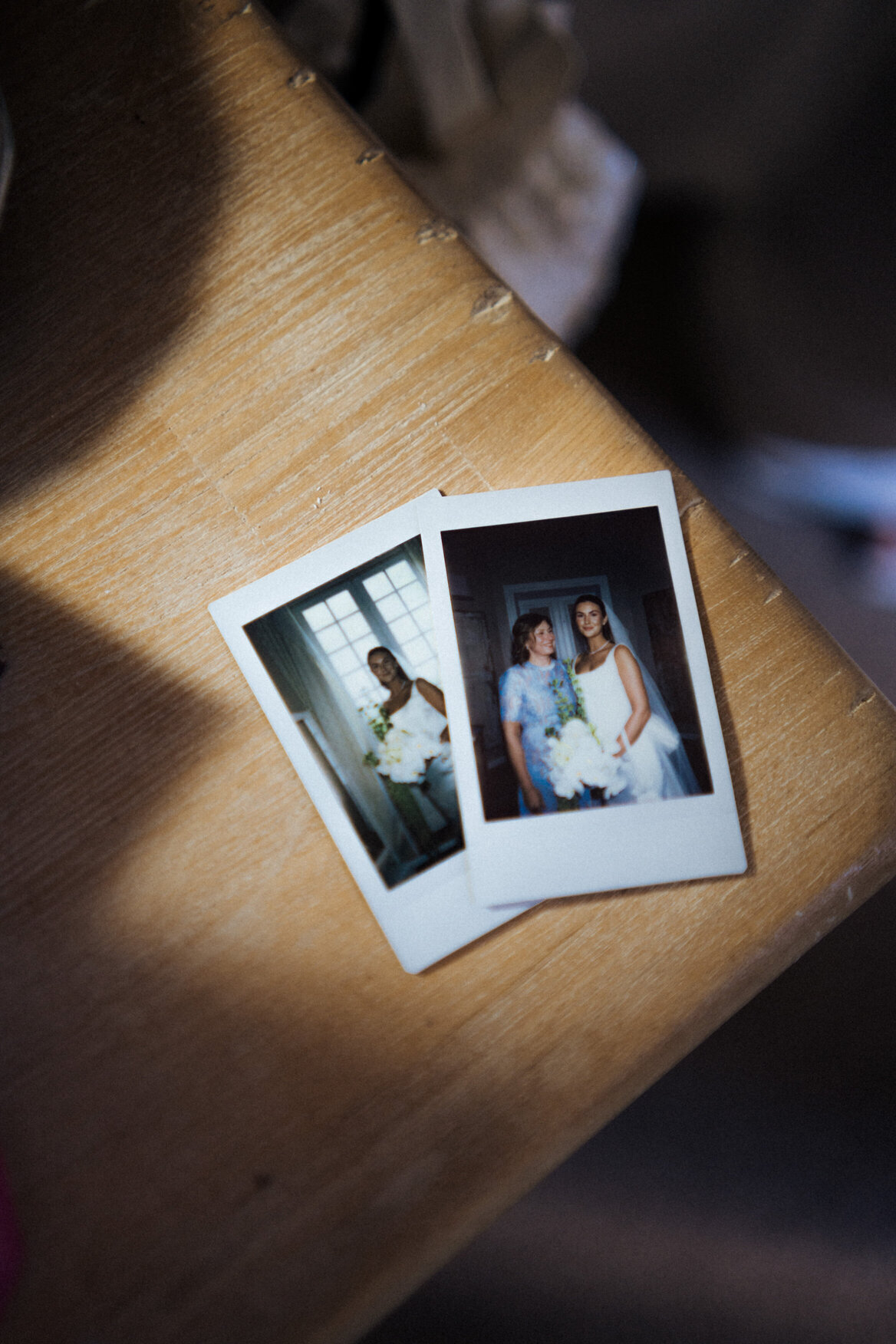 bride-with-bridesmaids-getting-ready-room-france1