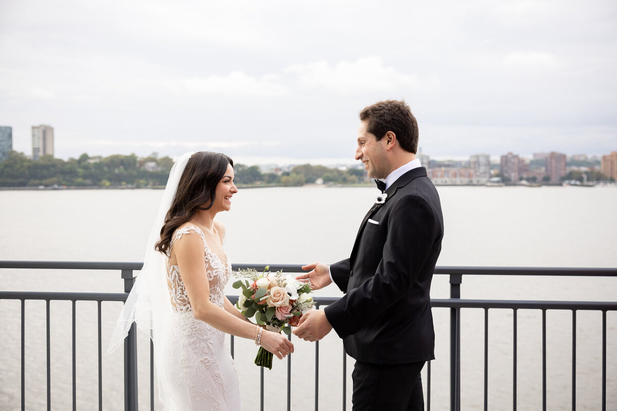 Sarah and Mark see eachtoher for the first time on their wedding day