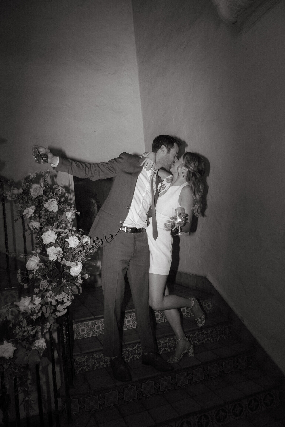 newlyweds-kissing-on-staircase-7HM-W