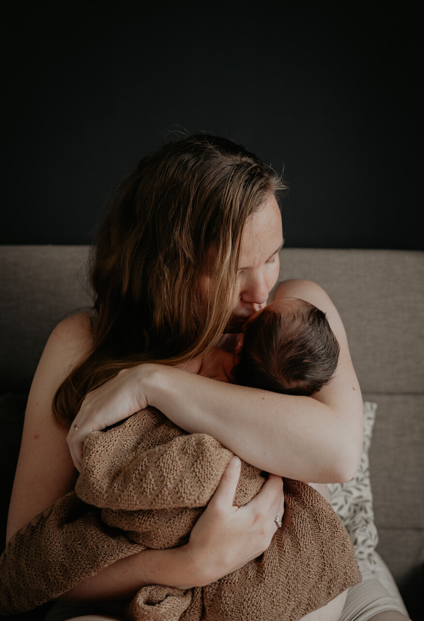 240528 Newbornshoot TharaDSC04937-Verbeterd-NR 80