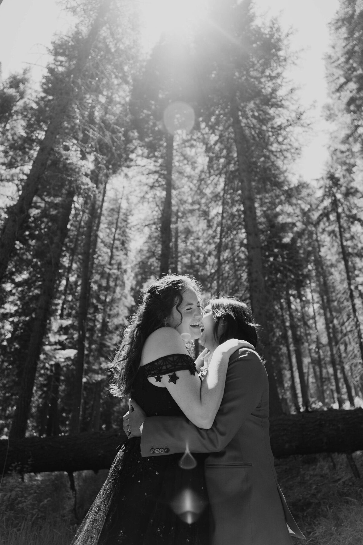 Portraits_Brenda&JanieElopementPhotos_OregonWeddingPhotographer_KuroCreativeHouse-52