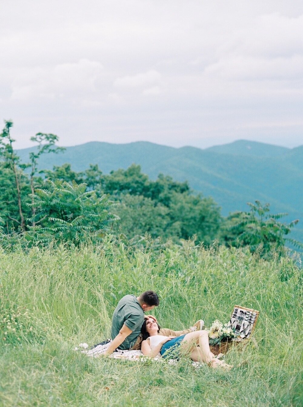 virginia-wedding-photographer-engagement-Moutains-picnic-california-Shannondoah-Summer44