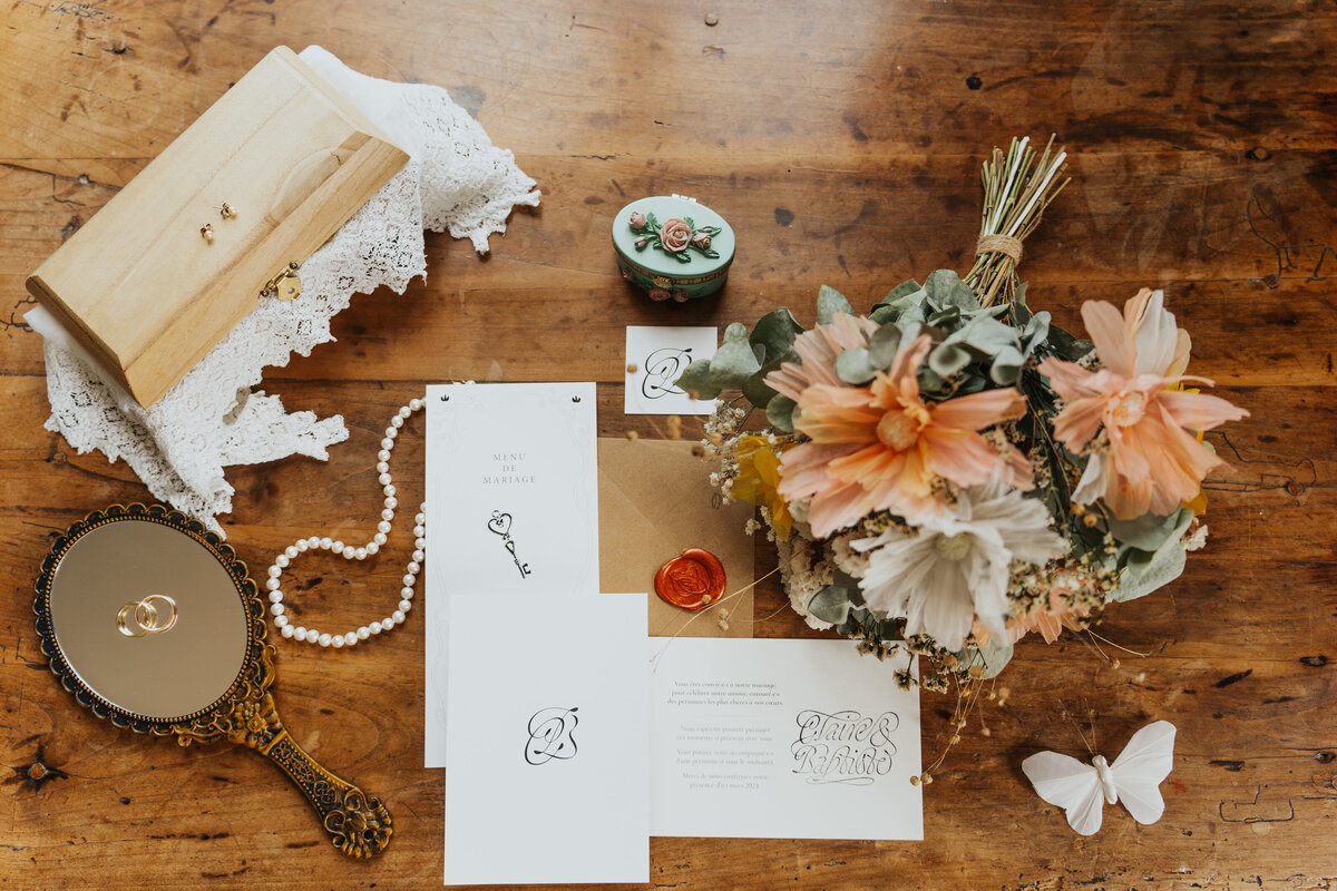 flatlay detail photographe mariage orleans loire valley