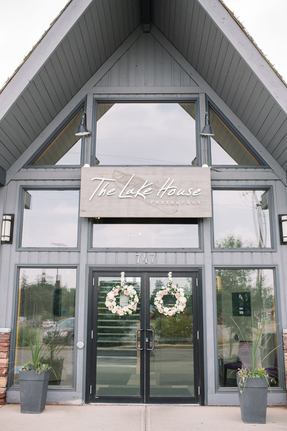 The Lake House, a romantic sophisticated wedding venue in Calgary, featured on the Brontë Bride Vendor Guide.