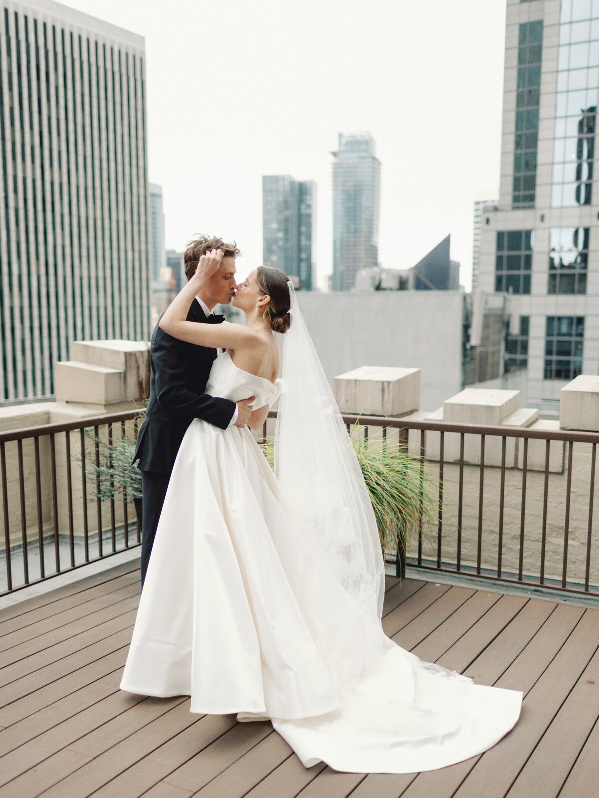 best-seattle-wedding-photographers-the-tenneys-at-washington-athletic-club-16