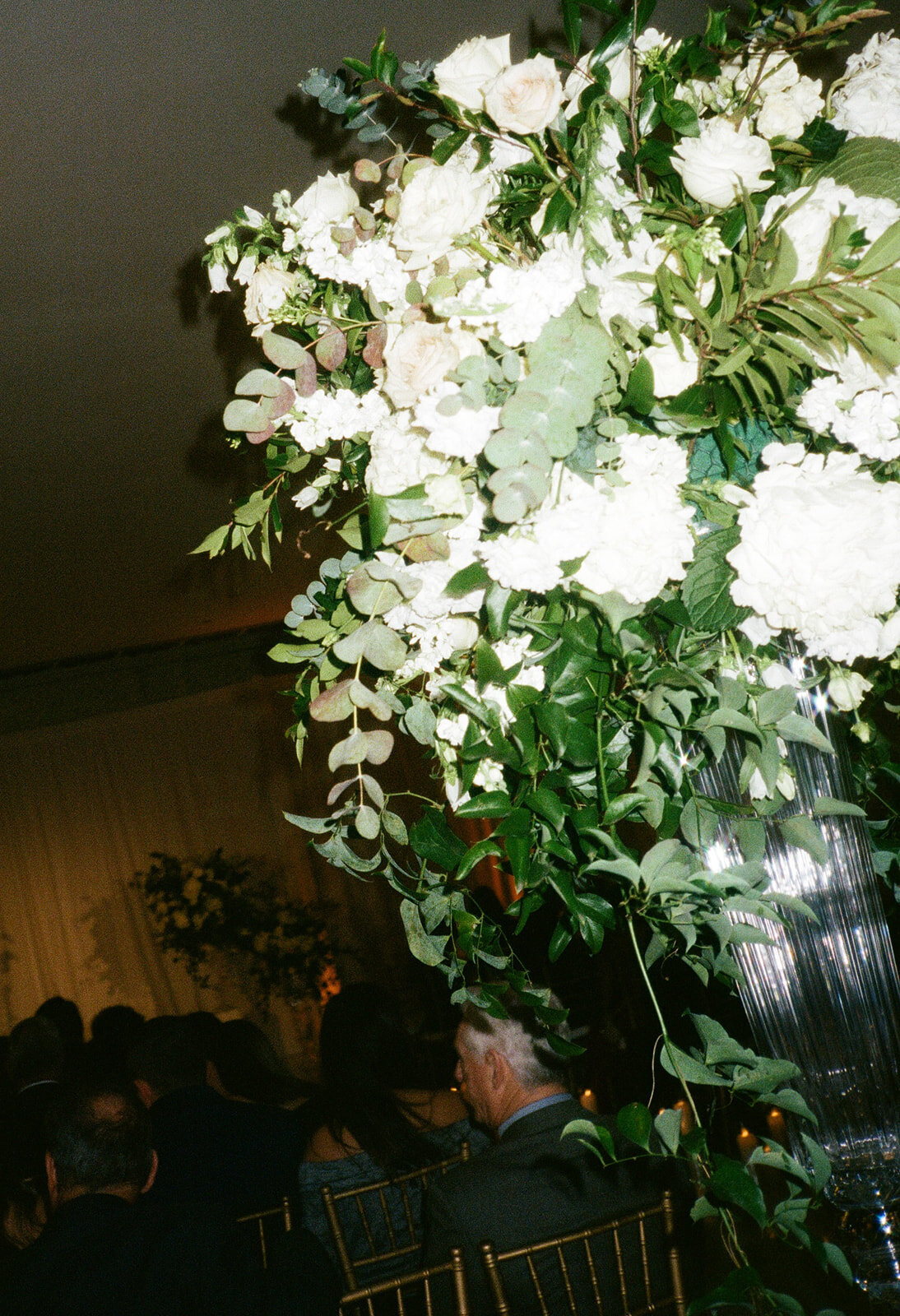 modern-winter-wedding-flowers-at-boston-park-plaza
