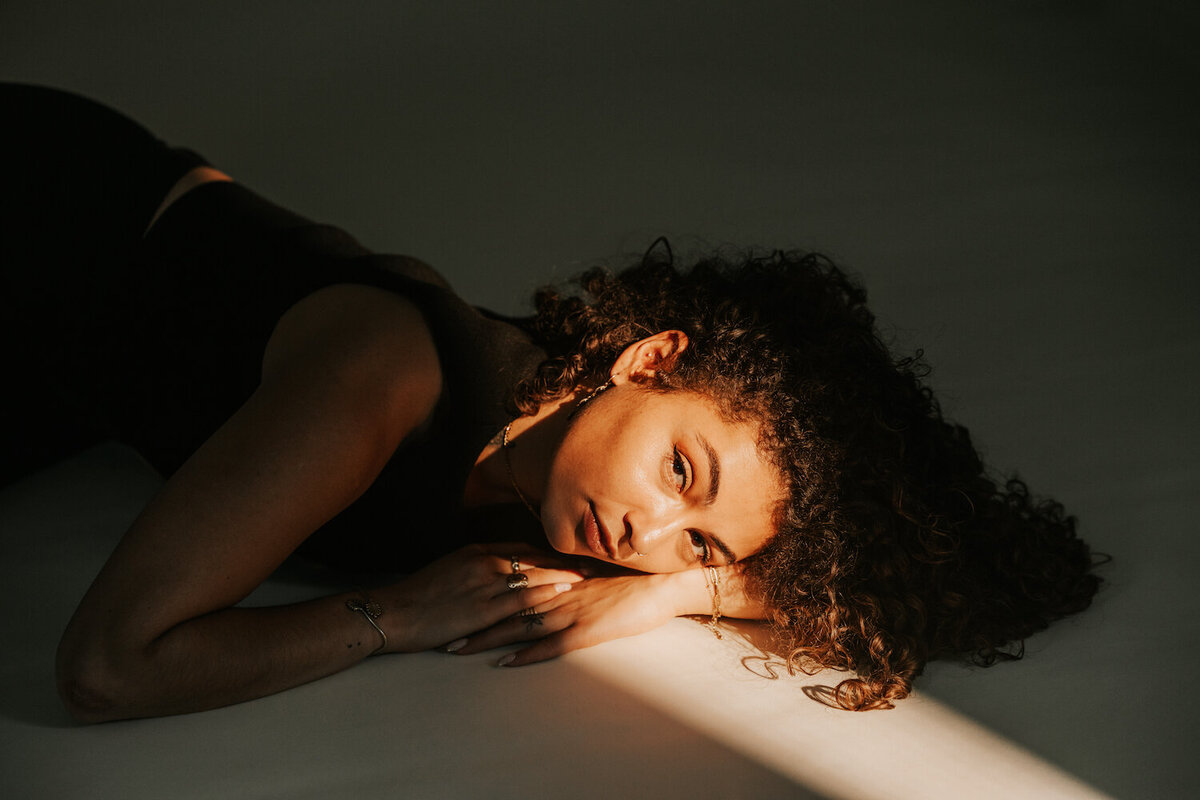 Glow. speciaal voor vrouwen die willen stralen en hun innerlijke kracht en puurheid willen laten vastleggen.