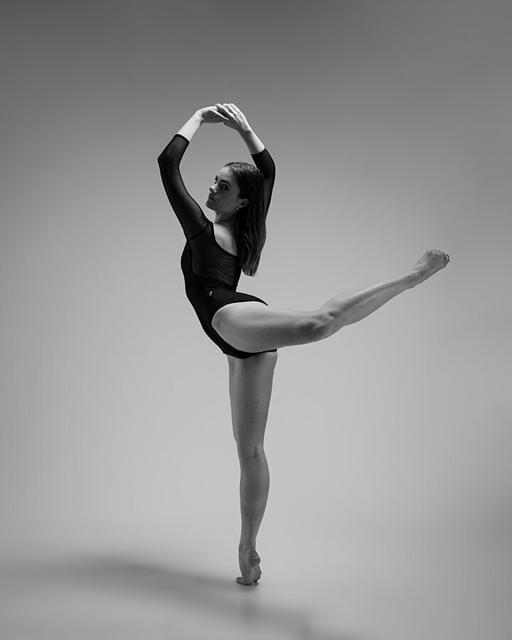 professional-ballet-dancer-black-and-white