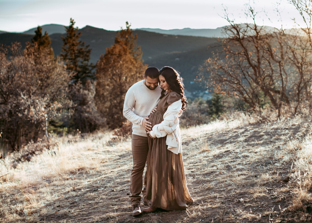 Couples pregnancy photoshoot in the Colorado mountains with Erin Jachimiak Photography