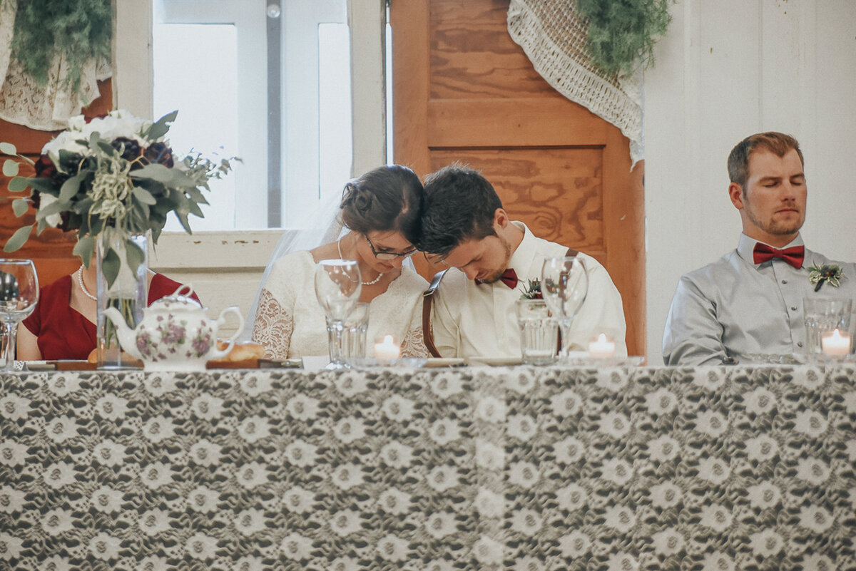 wedding speeches and cake | Iowa wedding photographer | Iowa Photographer | Playlife | Cedar Rapids | Iowa City | Kalona | Alaynna Ann Schwartz-22