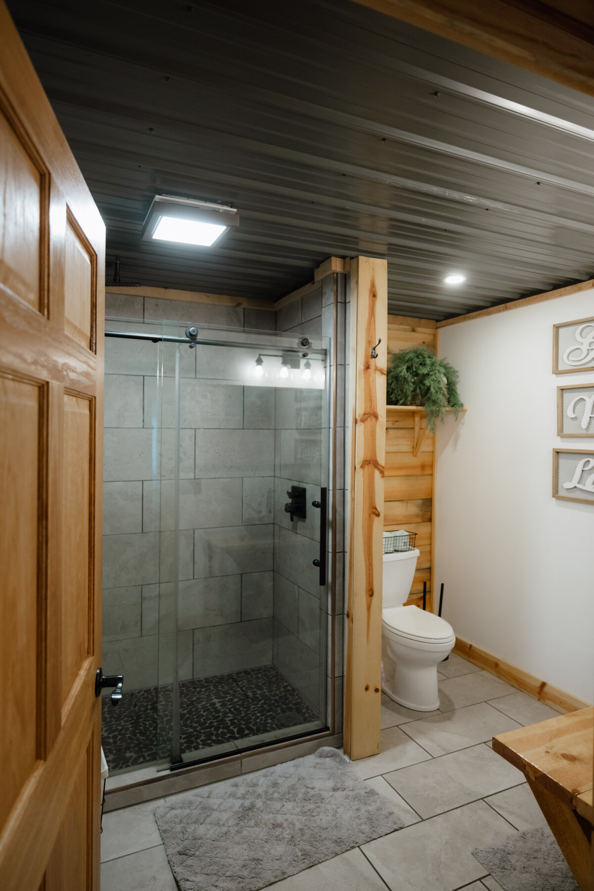 Bear-Ridge-Destination-barndo-suites-rosie-photo-video-92