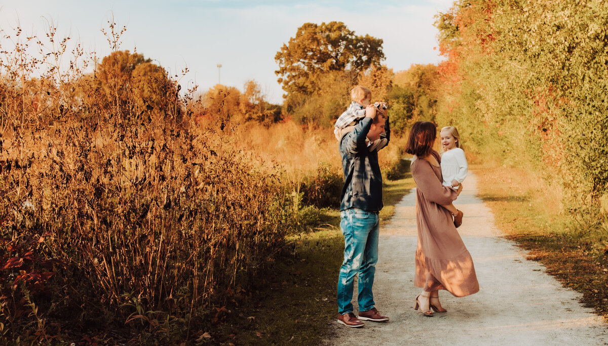 parents holding kids, baby on the shoulders, mom holding baby, metro park, dancing family, perrysburg, knight preserve park