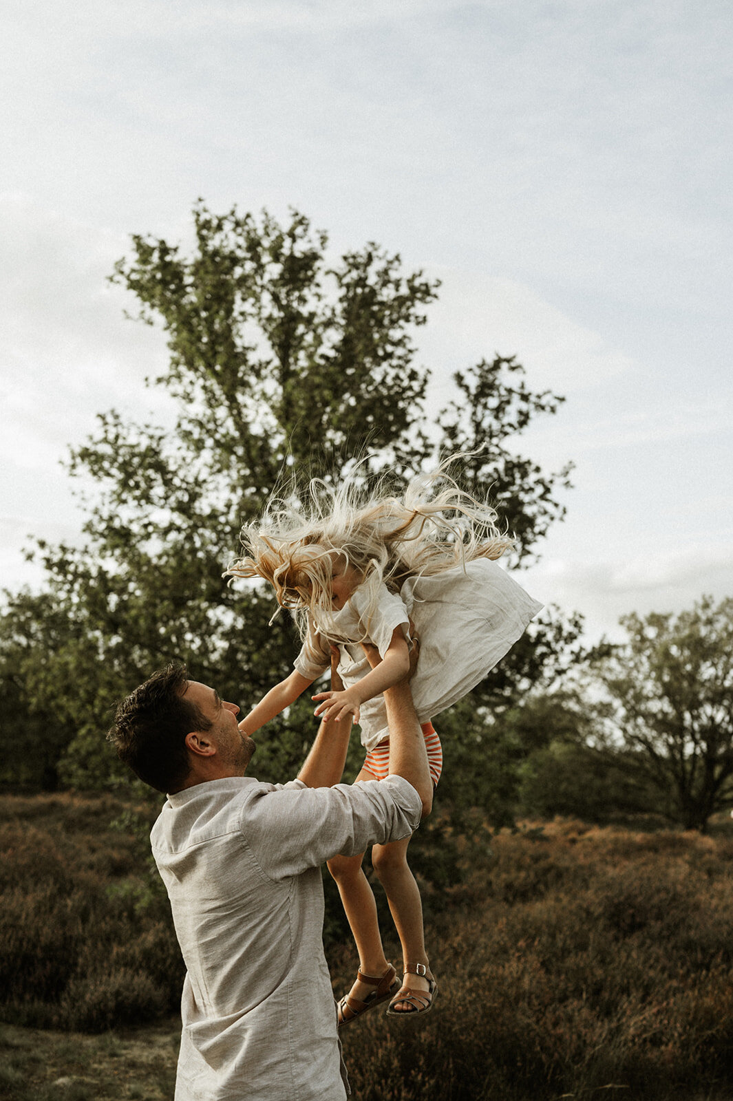 Gezinsfotografie in Nijlen tijdens golden hour – pure, spontane momenten vastgelegd in de heide.