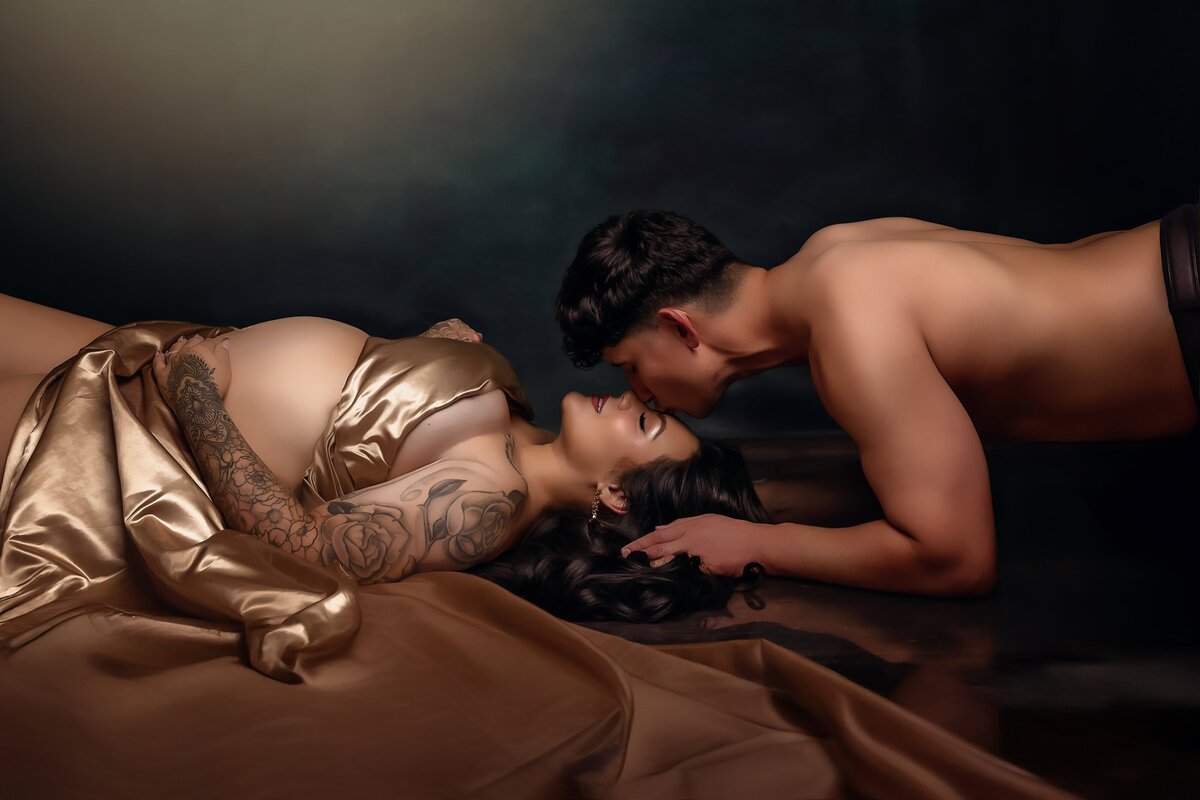 Implied-Nude-Maternity-Portraits-with-Flowers0