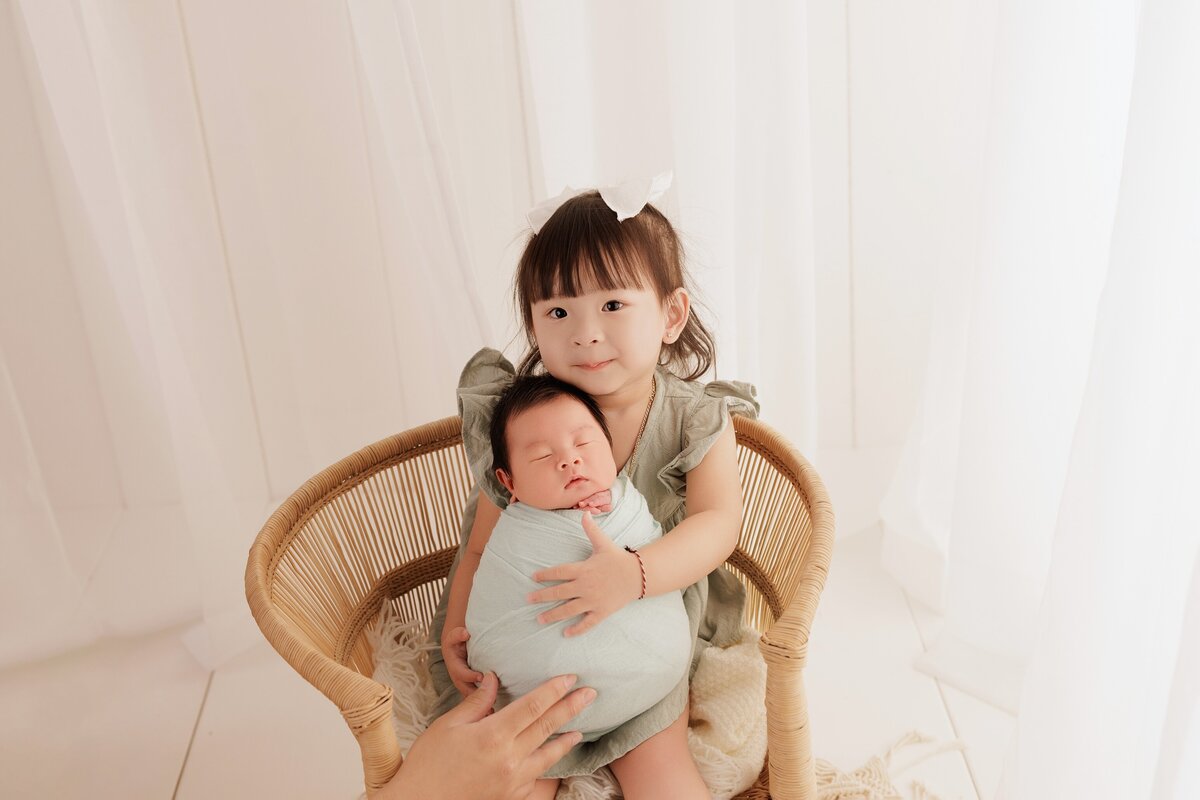 Beautiful newborn portraits in Elk Grove and Sacramento, capturing your baby's precious moments with simple elegance. Book your session today