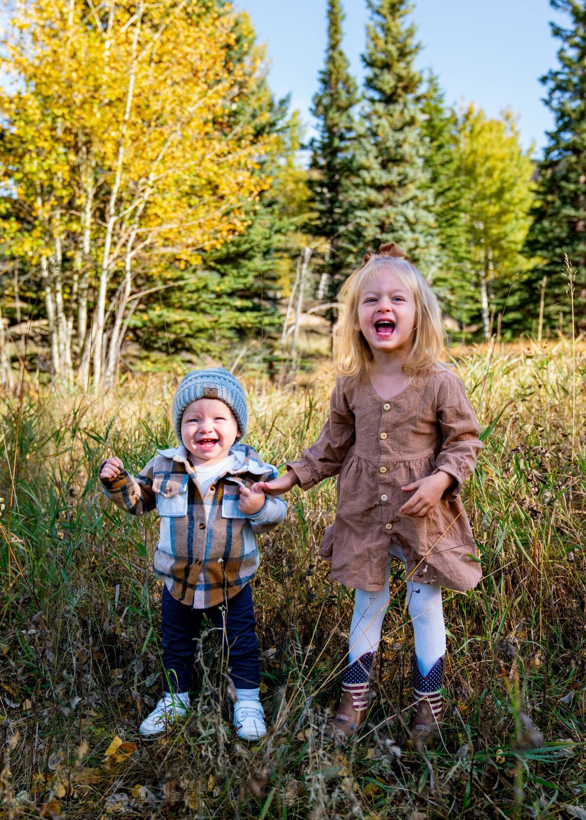 denver family photographer - two kids in a grassy field